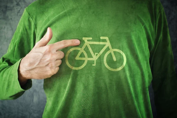 Anda de bicicleta. Homem apontando para insígnias de bicicleta impresso em seu — Fotografia de Stock