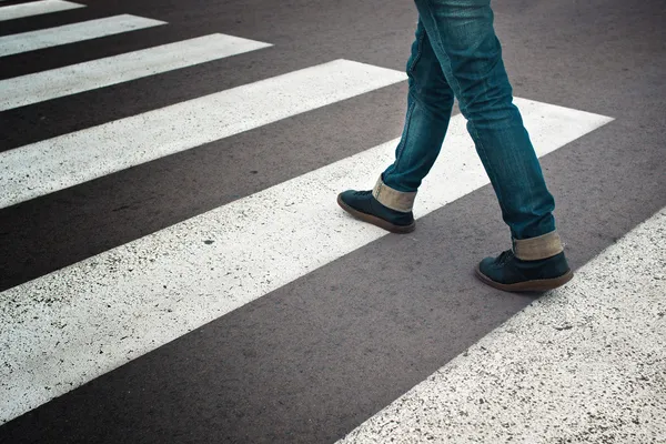 Woman crossing street — Stock Photo, Image