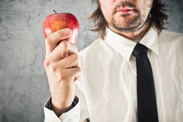 Empresario sosteniendo manzana roja — Foto de Stock