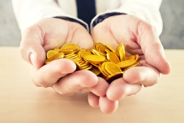 Hand full of golden coins — Stock Photo, Image