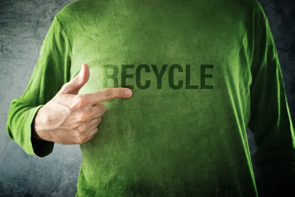 Reciclagem. Homem apontando para o título impresso em sua camisa — Fotografia de Stock