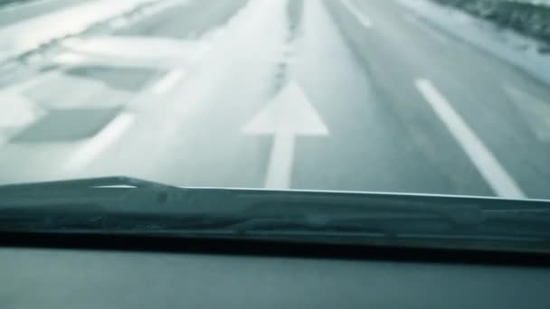 Οδήγηση αυτοκινήτου σε μια μέρα του χειμώνα. δείτε μέσα από το μπροστινό παράθυρο. — Αρχείο Βίντεο
