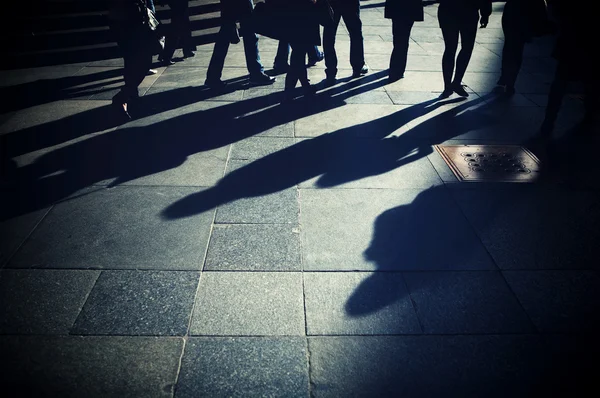 Тени людей на тротуаре — стоковое фото
