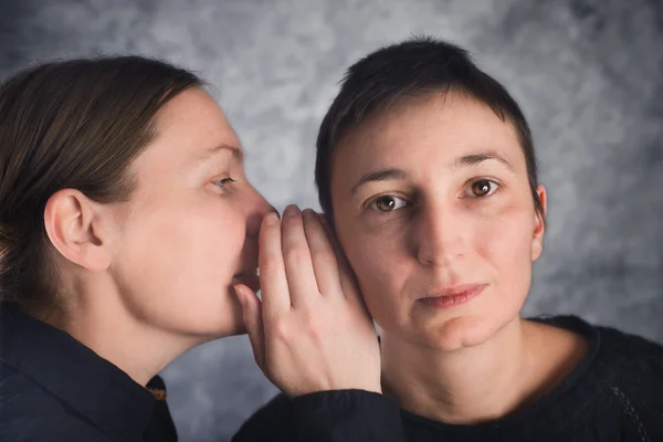 Duas mulheres fofocando — Fotografia de Stock