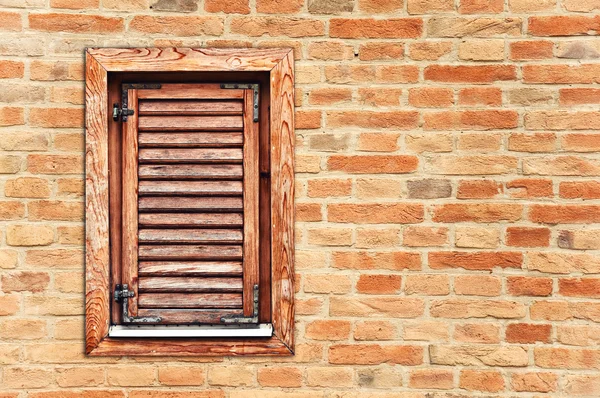 Janela de madeira de estilo italiano com persianas fechadas — Fotografia de Stock