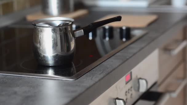 Cafetière sur plaque de cuisson — Video