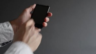 Akıllı telefon kullanan iş adamı.