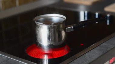 cezve kaynar su içinde ile tabak pişirme.