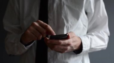 Akıllı telefon kullanan iş adamı.