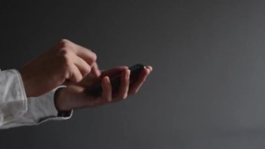 Akıllı telefon kullanan iş adamı.