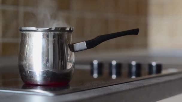 Cafetière sur plaque de cuisson avec de l'eau bouillante . — Video