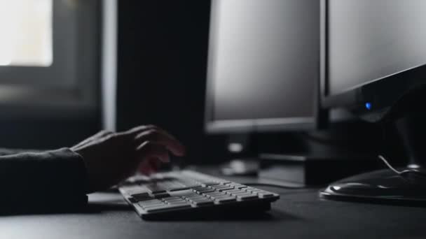 Mãos femininas teclado de computador moderno . — Vídeo de Stock