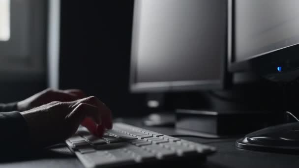 Ženské ruce moderní počítačová klávesnice. — Stock video