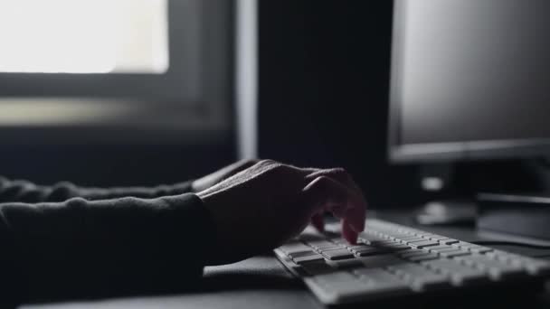 Mãos femininas teclado de computador moderno . — Vídeo de Stock
