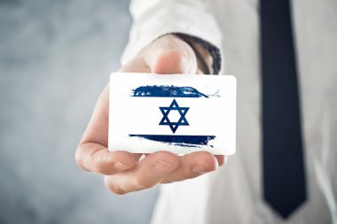 Kartvizit İsrail bayrağı ile tutarak israelian iş adamı