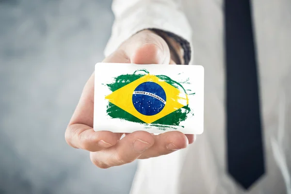 Brazilský podnikatel drží vizitku s příznakem Brazílie — Stock fotografie