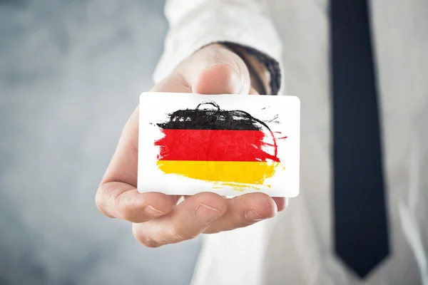 Niemiecki biznesmen posiadania wizytówki z flagą Niemiec — Zdjęcie stockowe