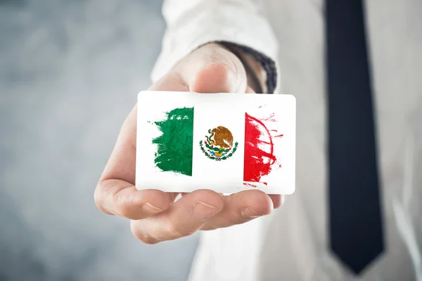 Uomo d'affari messicano in possesso di biglietto da visita con bandiera messicana — Foto Stock