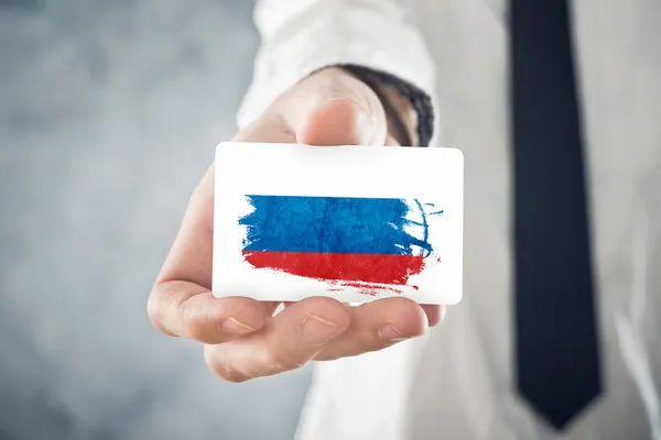 Empresário russo segurando cartão de visita com a bandeira da Rússia — Fotografia de Stock