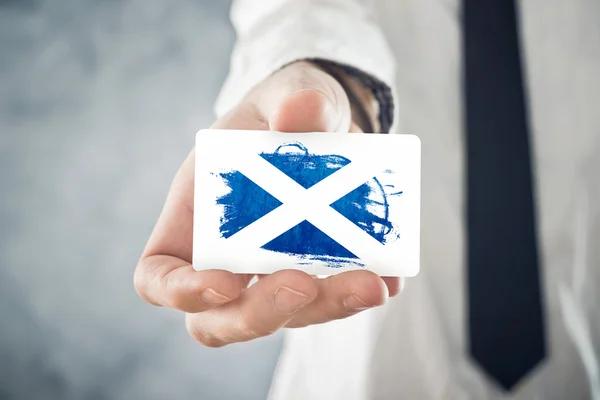 Scotish Businessman détenant une carte de visite avec Scotland Flag — Photo