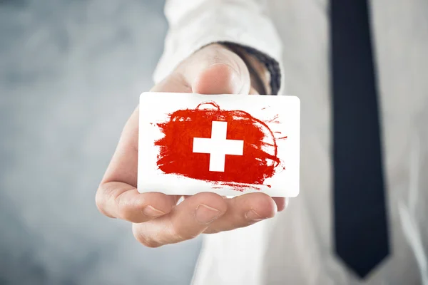 Swiss Businessman tiene tarjeta de visita con bandera de Suiza — Foto de Stock