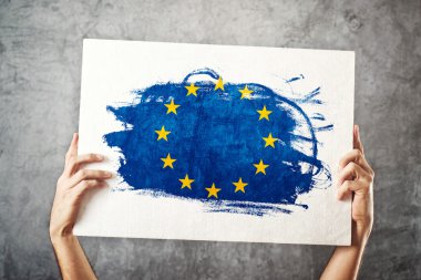 Avrupa Birliği bayrağı. AB bayrağı ile banner tutan adam.