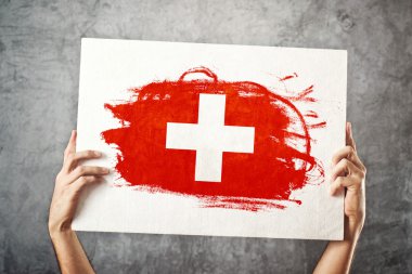 İsviçre bayrağı. İsviçre bayrağı ile banner tutan adam.