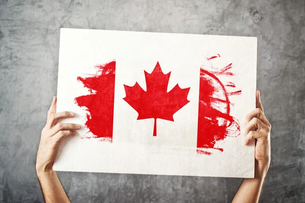 Bandeira do Canadá. Homem segurando banner com bandeira canadense . — Fotografia de Stock