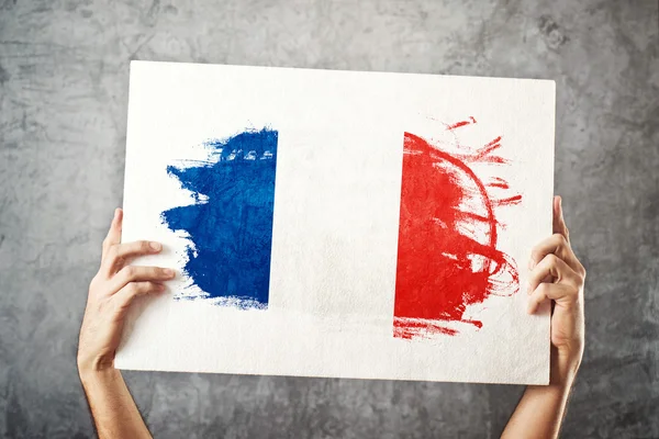 Frankrigs flag. Mand med banner med fransk flag . - Stock-foto