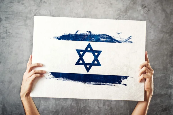Vlag van Israël. man met banner met israelian vlag. — Stockfoto