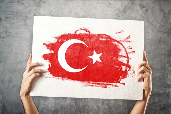 Vlag van Turkije. man met banner met Turkse vlag. — Stockfoto