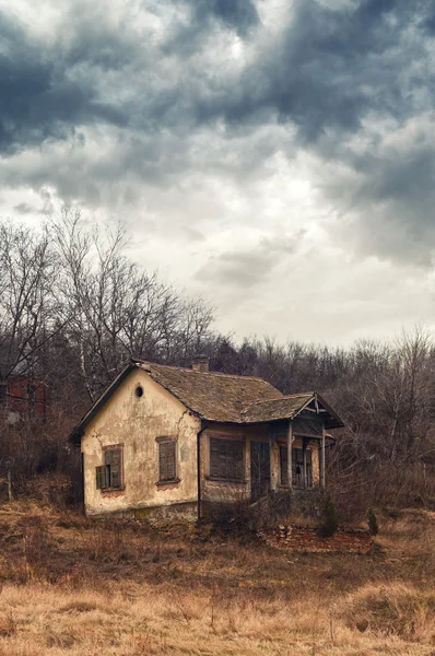 Старый заброшенный дом — стоковое фото