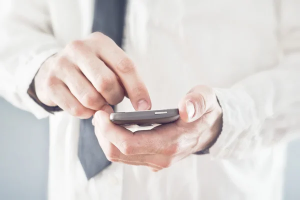 Affärsman med smart telefon — Stockfoto