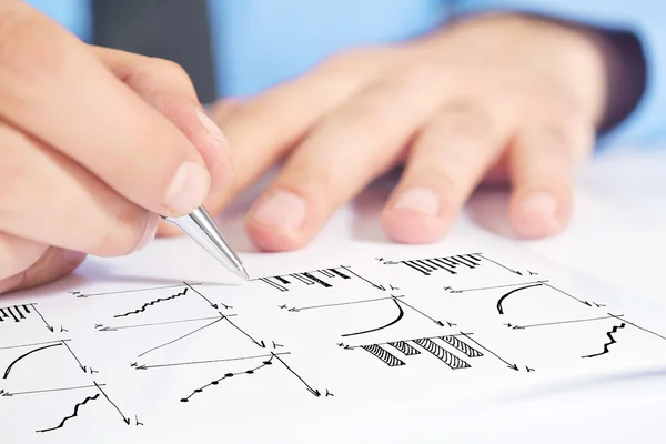 Affärsman ritning stapeldiagram och andra infographics i anteckningsblock — Stockfoto