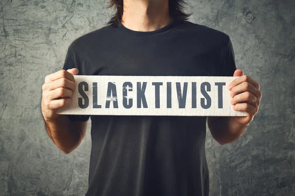 Man met witte banner met slactivist titel — Stockfoto