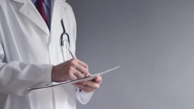 rx reçeteli duran erkek doktor yazıyor. sağlık profesyonel yazma.