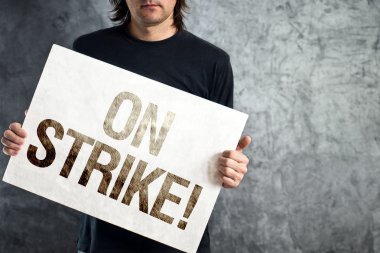 işçi grev, yazdırılan protesto ilet poster tutan adam