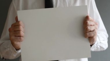 iş ileti kopyalama yeri olan boş kağıt tutan işadamı