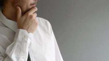 a baj gondolkodás üzletember. brainstorming koncepció, új ötletek, kérdések-válaszok fogalmi kép nélkül.