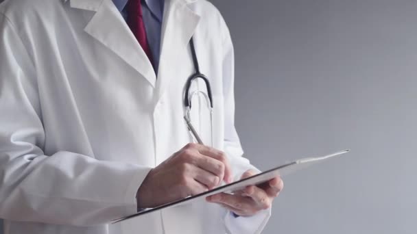 El médico masculino está escribiendo la prescripción de RX mientras está de pie. Escritura profesional de la salud . — Vídeos de Stock