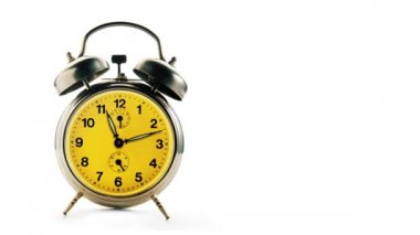 Beyaz arkaplan üzerinde klasik alarm saati.
