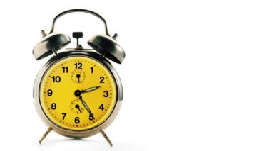 Beyaz arkaplan üzerinde klasik alarm saati.