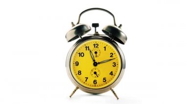 Beyaz arkaplan üzerinde klasik alarm saati.