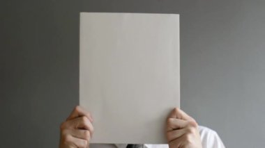 iş ileti kopyalama yeri olan boş kağıt tutan işadamı