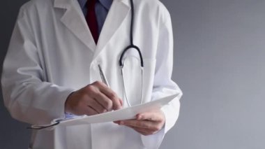rx reçeteli duran erkek doktor yazıyor. sağlık profesyonel yazma.