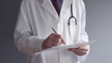 rx reçeteli duran erkek doktor yazıyor. sağlık profesyonel yazma.