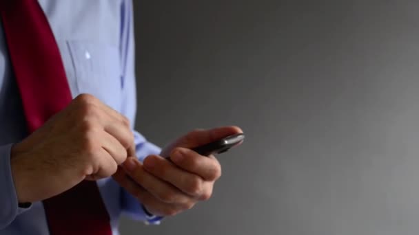 Hombre de negocios grabando mensajes de texto en su teléfono inteligente. Uso de la tecnología moderna para la comunicación y la organización de tareas comerciales . — Vídeo de stock