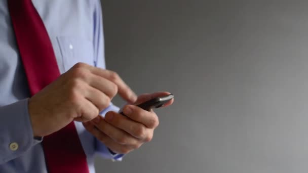 Hombre de negocios grabando mensajes de texto en su teléfono inteligente. Uso de la tecnología moderna para la comunicación y la organización de tareas comerciales . — Vídeo de stock