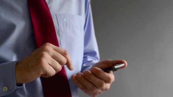 Un homme d'affaires enregistre un texto sur son smartphone. Utilisation de la technologie moderne pour la communication et l'organisation des tâches commerciales . — Video