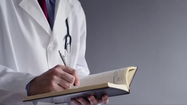 Mężczyzna lekarz pisze receptę rx stojąc. opieki zdrowotnej profesjonalny pismo. — Wideo stockowe